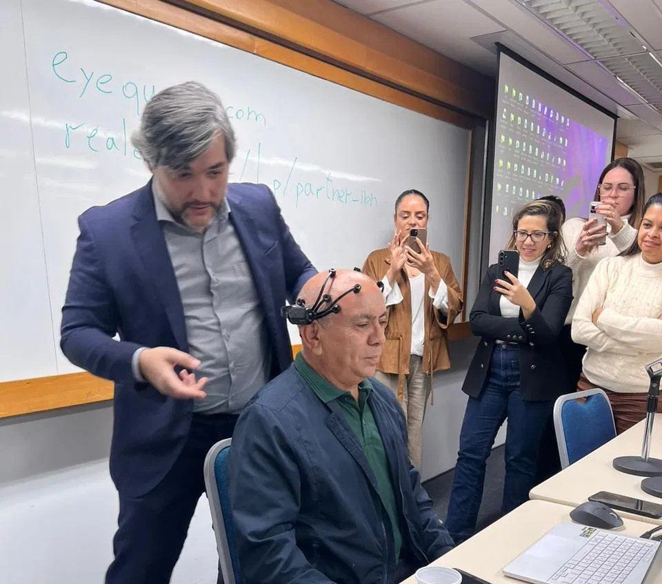 Professor do IBN demonstra um equipamento de EEG em aula